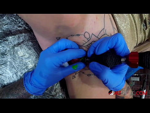 ❤️ Fìor tattooed hottie Sully Savage fhuair tattoo air a clitoris ❌  Pornografach  leinn  ❌❤